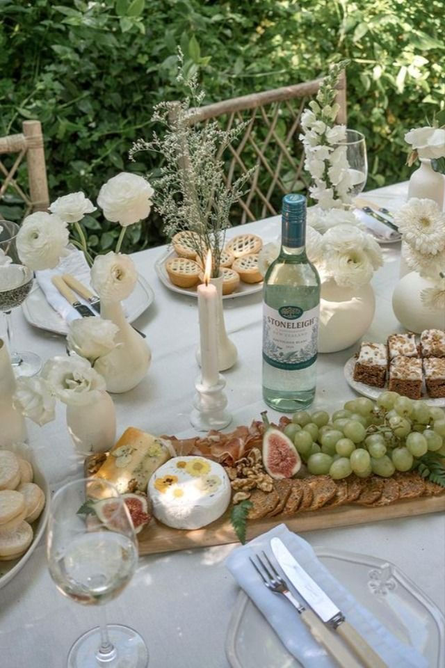wine and bread on the tables