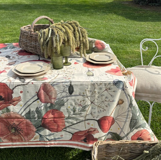 大胆な花柄のシャビーシックテイストのテーブルクロス