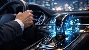 Mão de um executivo segurando o volante de um carro moderno enquanto o câmbio automático exibe uma interface digital de inteligência artificial (IA). Metáfora visual sobre o papel da IA nos negócios como ferramenta de automação e suporte, mantendo o controle estratégico humano.