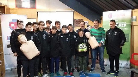 Club Atletico de Pinto enseñando RCP y uso del DEA.