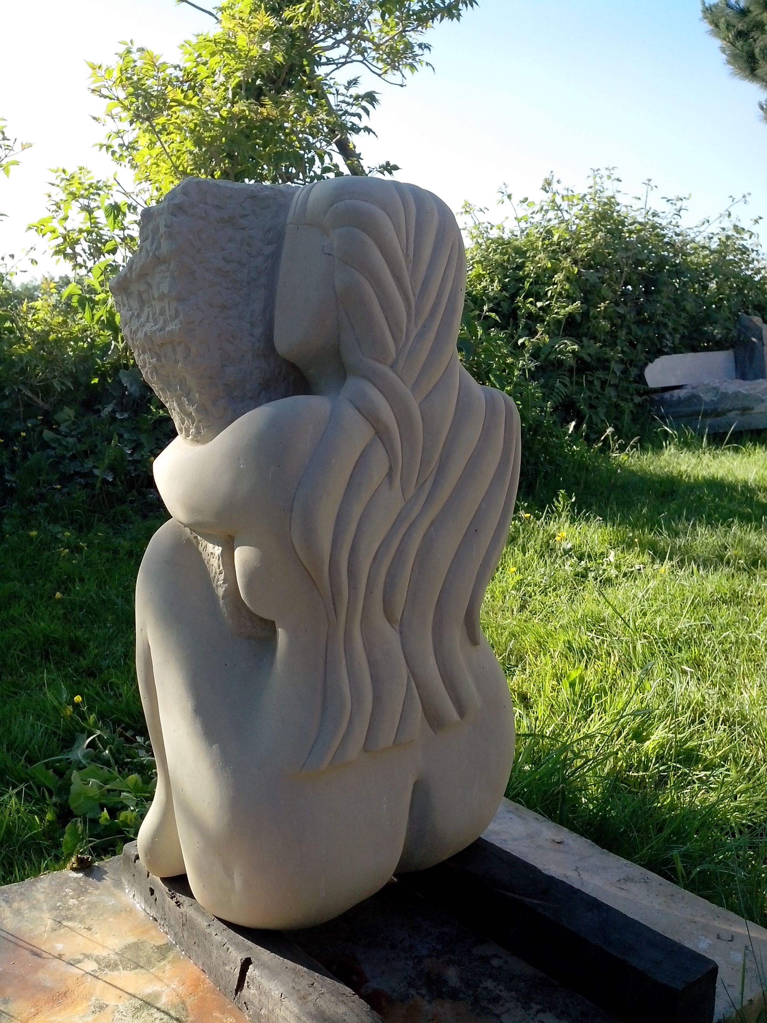 LA FEMME AU COUSSIN