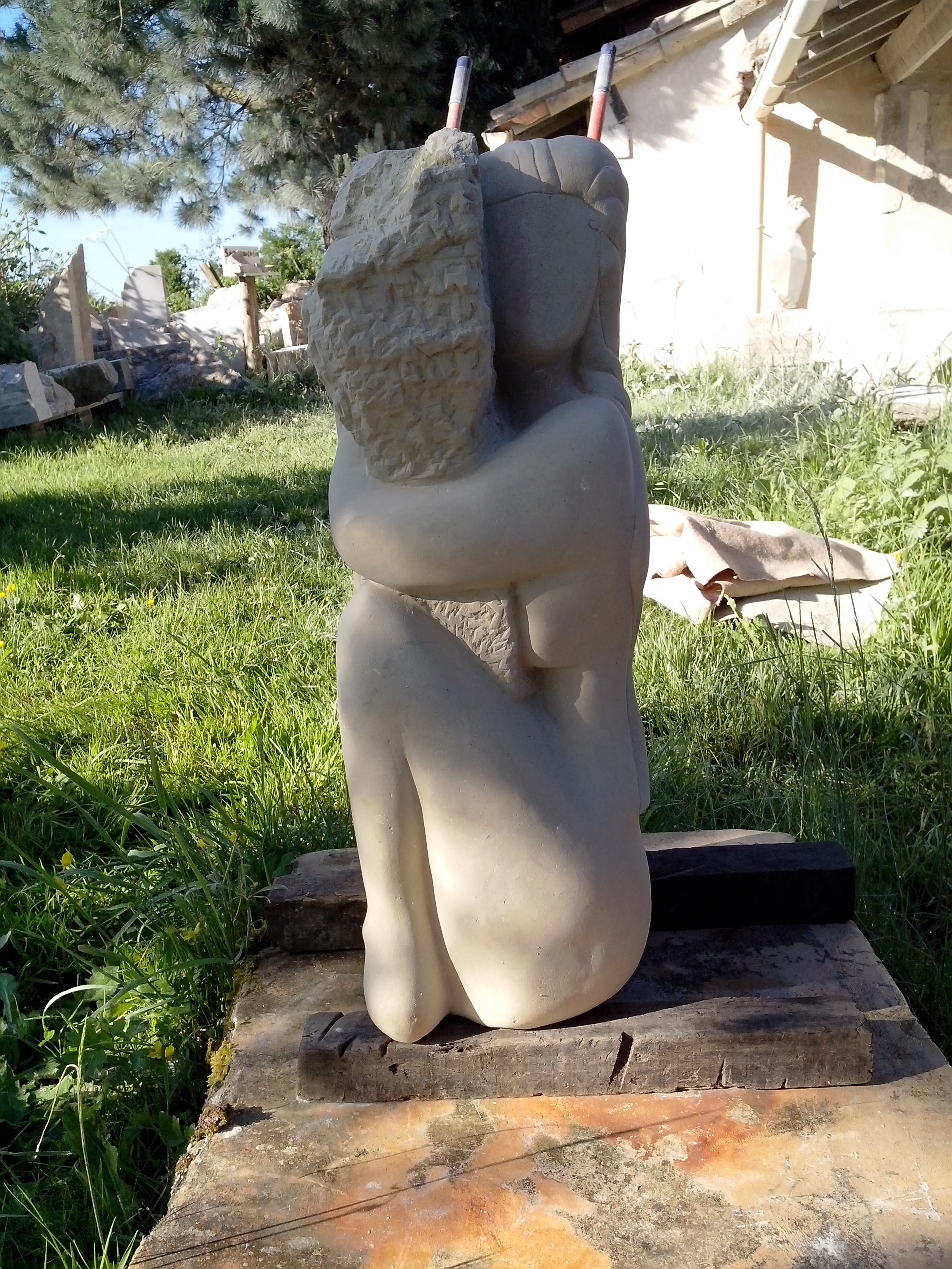 LA FEMME AU COUSSIN