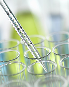 Pipette dans le tube de Inséré test