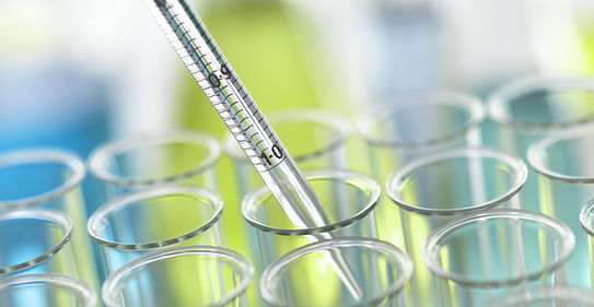 Pipette dans le tube de Inséré test