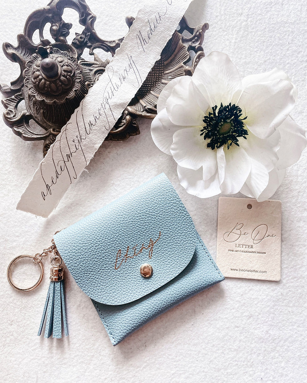 Thumbnail: 簡約 皮革卡片套 配流蘇扣設計 (4 色）+ 客製燙金字 KELLY - LEATHER CARD PURSUE WITH TASSEL