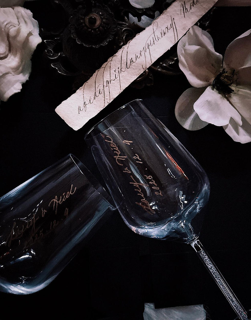 Thumbnail: Engraved Crystal Wine Glass with Gold 人手雕刻 + 上金色 水晶酒杯一對   客製西洋書法