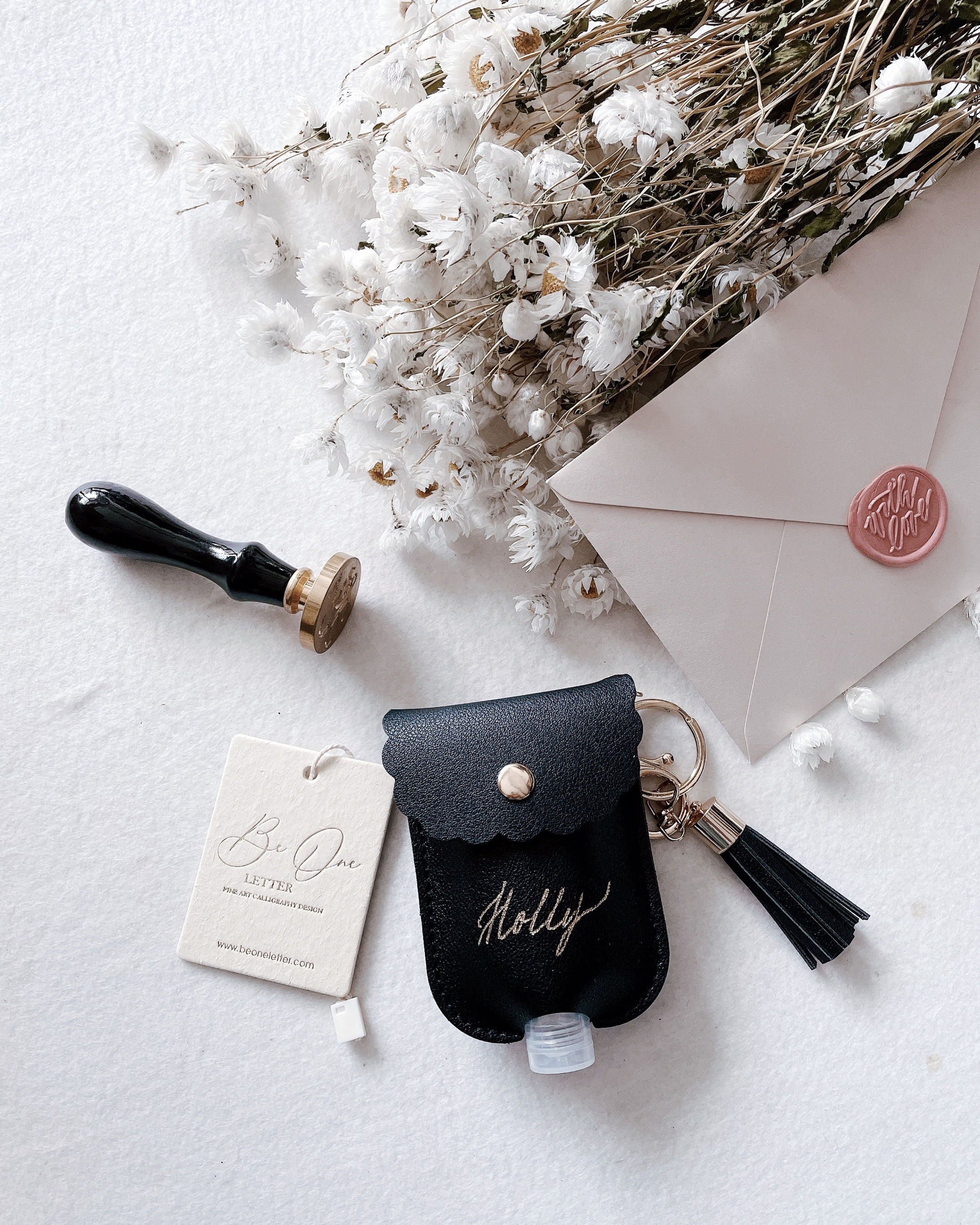 特別版 搓手液皮套+流蘇扣 配手寫燙金字LEATHER HAND SANITIZER HOLDER + TASSEL KEYCHAIN