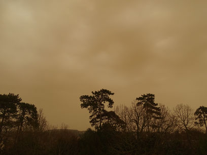 Ciel avec des nuages marron