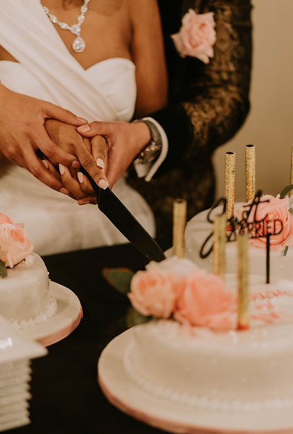 Patricia et Abel coupent leur gâteau de mariage en Provence.