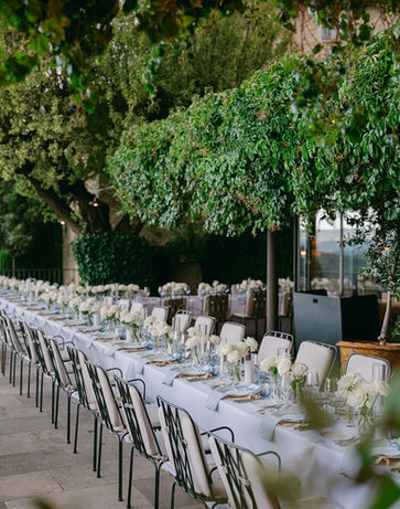 Longue table de banquet sous les arbres, mariage en Provence