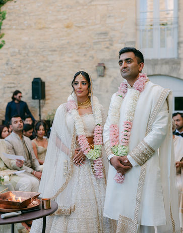 Vineeta et Anil portant leurs guirlandes de fleurs, mariage indien en Provence