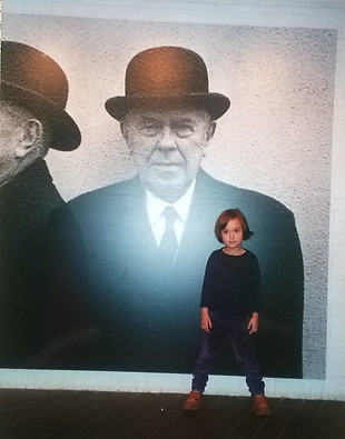 Lea foran Magritte på Louisiana.
