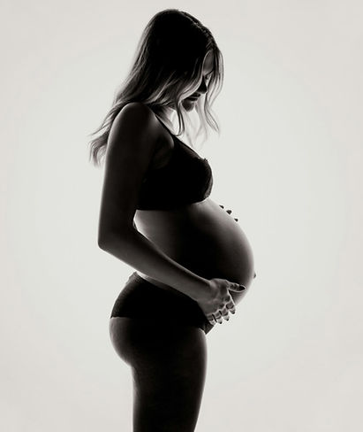 Frau in Pilates-Pose mit ruhigem Ausdruck – Raum zur Mitte bietet Achtsamkeit, emotionale Balance und tiefes Durchatmen für ganzheitliches Wohlbefinden.