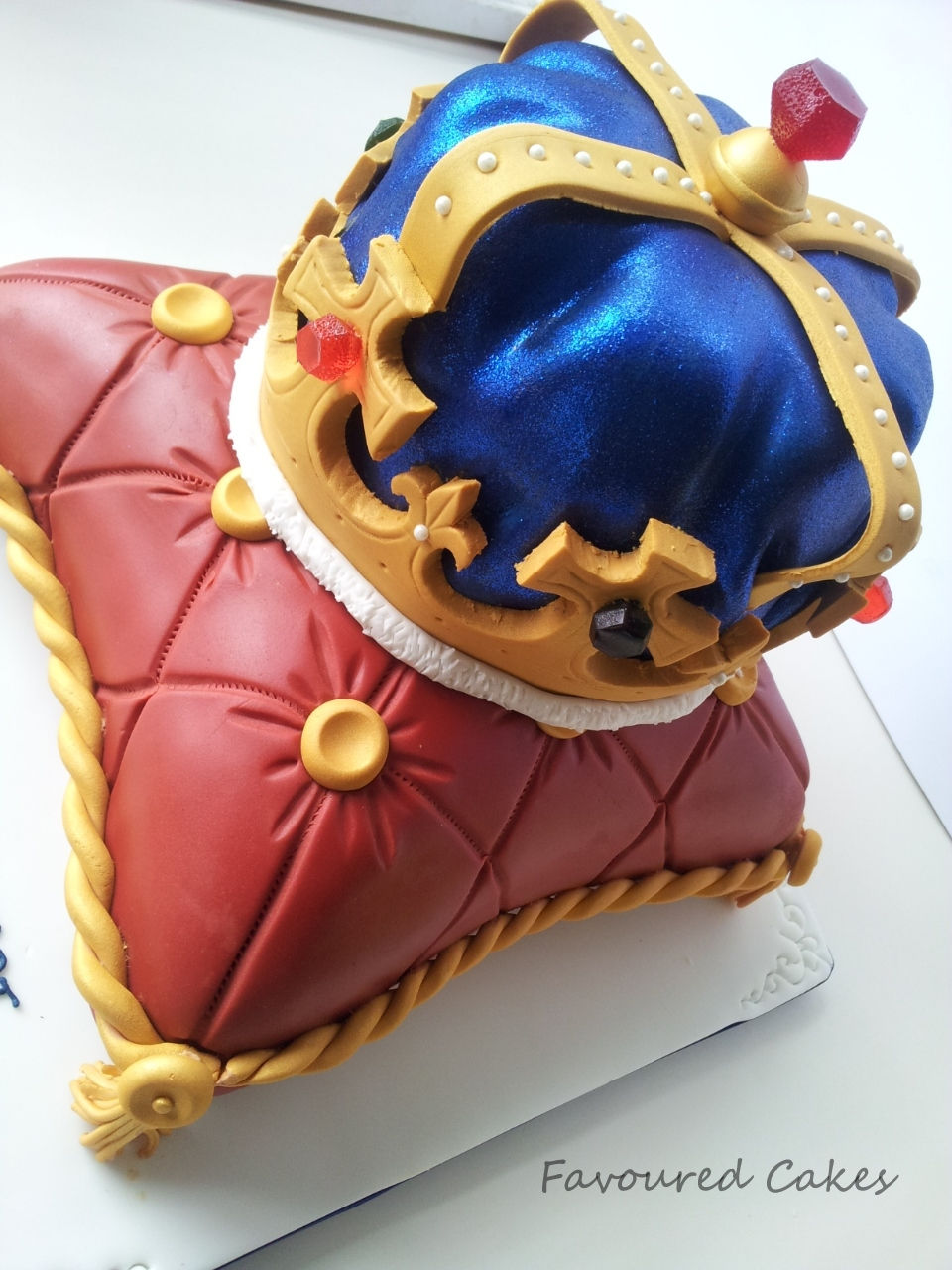 King's Crown & Cushion Cake