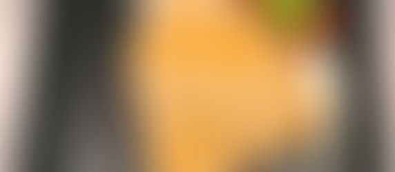 Pesce spada marinato con agrumi, salsa di yogurt, sedano pinoli e pomodorini scottati in acqua dolce