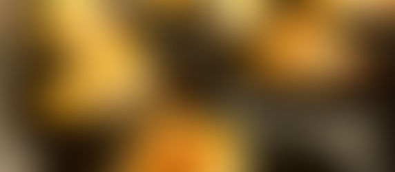 Panna cotta al profumo di lavanda con crumble di ammetto e pesche caramellate