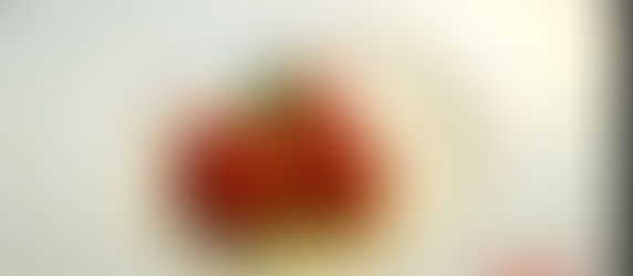 Polpette di tonno con burro aromatizzato al prezzemolo e pinoli tostati