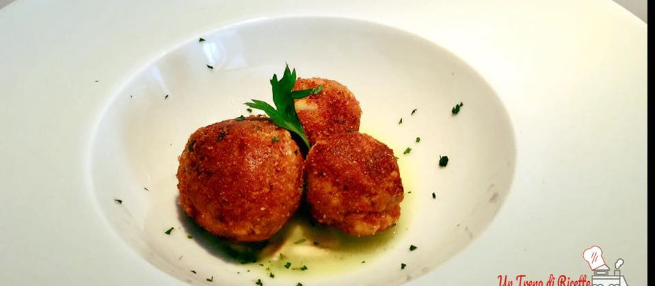 Polpette di tonno con burro aromatizzato al prezzemolo e pinoli tostati