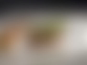 Filetto di tonno rosso con granella di pistacchi di Bronte e germogli d'origano su salsa di pesche