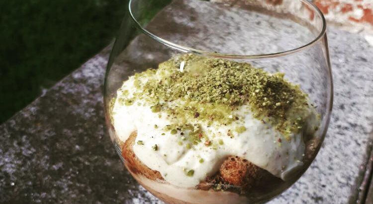 Tiramisù al caffè e pistacchi
