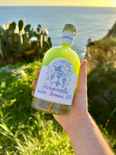Limoncello Verde in mano Assuntina di Capri