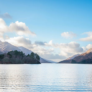 Rustig bergmeer met heldere lucht – symbool voor ademhaling, ontspanning en balans in TCM