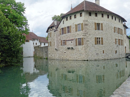 A la découverte de la Suisse – jours 1 et 2 : le château et le lac de Hallwyl et la ville d’Aarau.