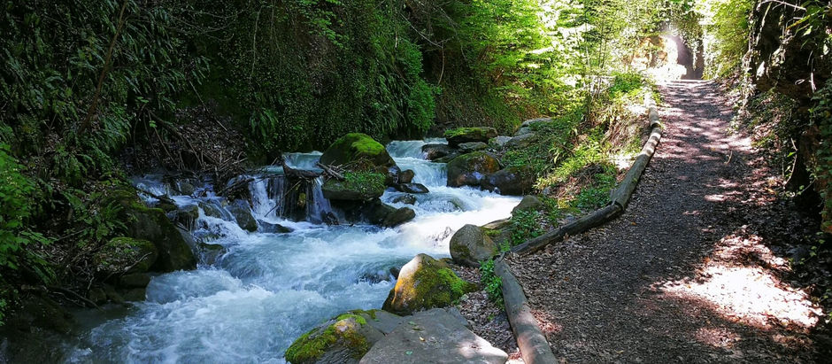 Saillon, entre féérie et aventure : Caverne des Géants, sources thermales et virée dans le Bourg.