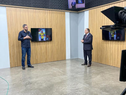 Vereador Leandro Neves participa do programa "Chumbo Grosso" na TV.