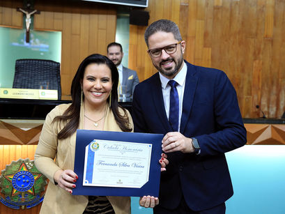 Jornalista Fernanda Vieira recebe título de cidadã honorária de Uberlândia