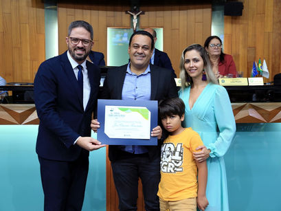 José Eduardo Fernandes é o homenageado de Leandro Neves com a Comenda da Área Farmacêutica
