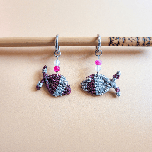 Miniature : Boucles d'oreilles micro macramé acier inoxydable poisson bordeaux et argenté pailleté