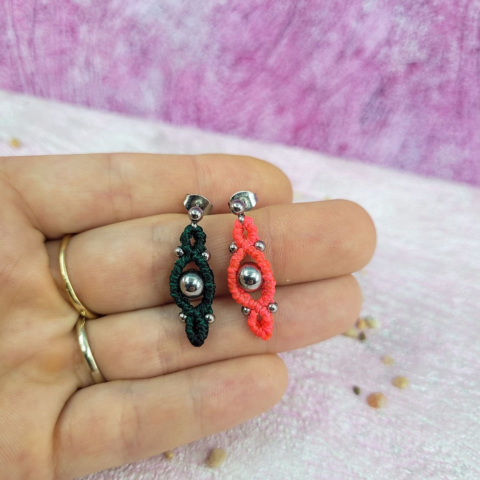 Miniature : Marmaya boucles d'oreilles micro macramé Arcoiris vert émeraude corail fluo