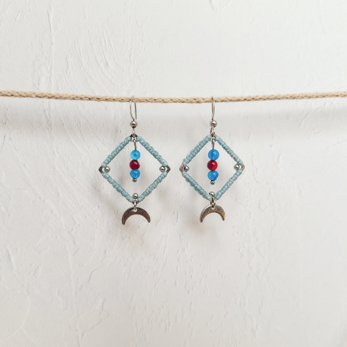 Miniature : Marmaya Boucles d'oreilles micro macramé acier inoxydable losange breloque lune bleu azur