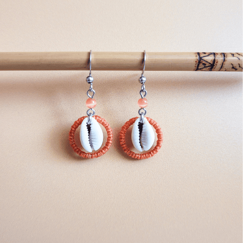 Miniature : Boucles d'oreilles micro macramé acier inoxydable cauri orange