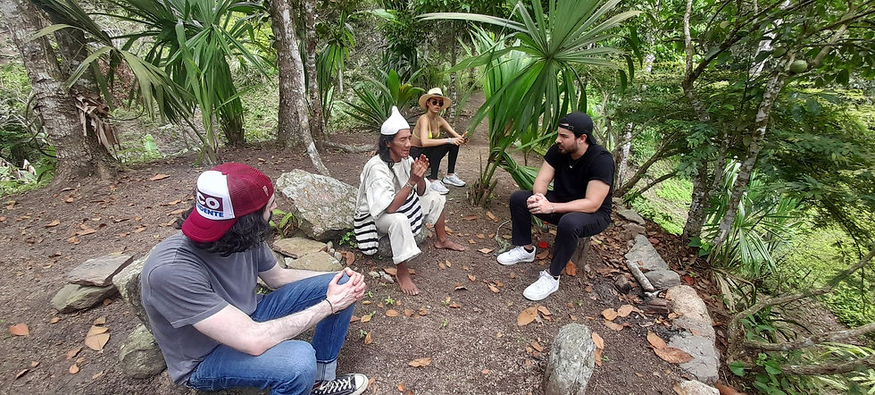 visitantes en el sitio sagrado