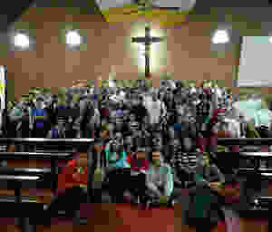 Jóvenes compartiendo con el padre Obispo Marcelo Martorell para juntos celebrar la vida en Cristo. Jesús quién da la vida, la da en abundancia!
