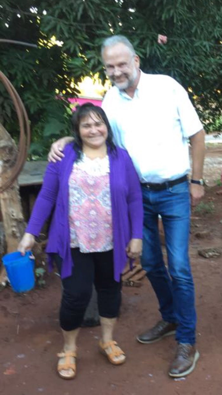 En la foto la madre solidaria doña Carmen con Francisco de la parroquia hermana de Fleischwangen (Alemania)