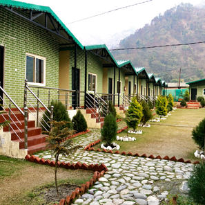 Camp Brook Rishikesh - Lawn and Cottages