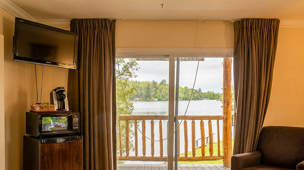 gauthiers-deluxe-queen-lake-view-balcony