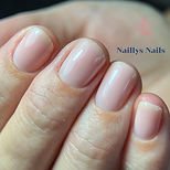 roze naturel nagels op een licht getinte huid