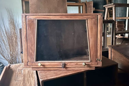 La vitre de votre meuble ancien s'est cassée? Vous souhaitez la changer? Je vous explique comment changer la vitre cassée d'un meuble ancien en 10 min!