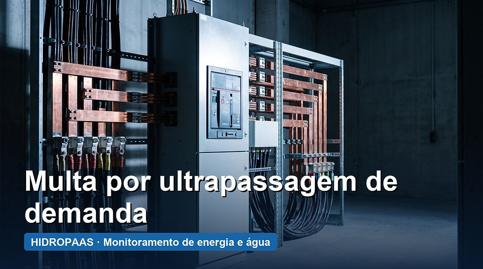 Sala elétrica industrial com cabine de medição de energia — multa por ultrapassagem de demanda