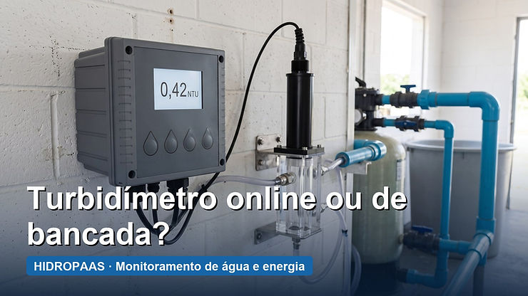 Capa com o texto “Turbidímetro online ou de bancada?” sobre foto de controlador de turbidez com sensor em célula de fluxo na saída do filtro de uma estação de água de poço, com a faixa HIDROPAAS · Monitoramento de água e energia