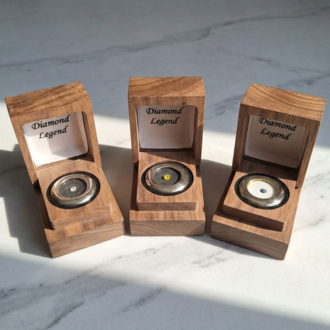 Diamante memorial azul produzido com cinzas de cremação humana.