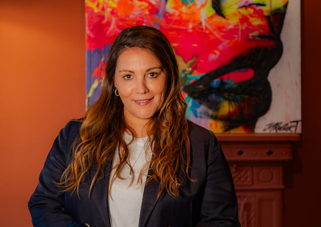 Portrait d’auteur par Jérémy Richard Studio. incérité du vivant et émotion brute, garanti 0% IA. Claudia Daucet couleur