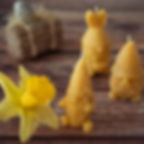 Bienenwachs Kerze Osterwichtel 3er Set 9cm hoch auf Tisch