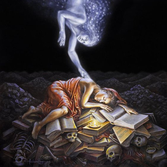 Femme endormie sur des livres, visitée par une silhouette spectrale étoilée; crânes et livre brillant dans une ambiance sombre.