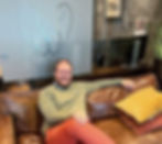mann som sitter i sofa på kontor