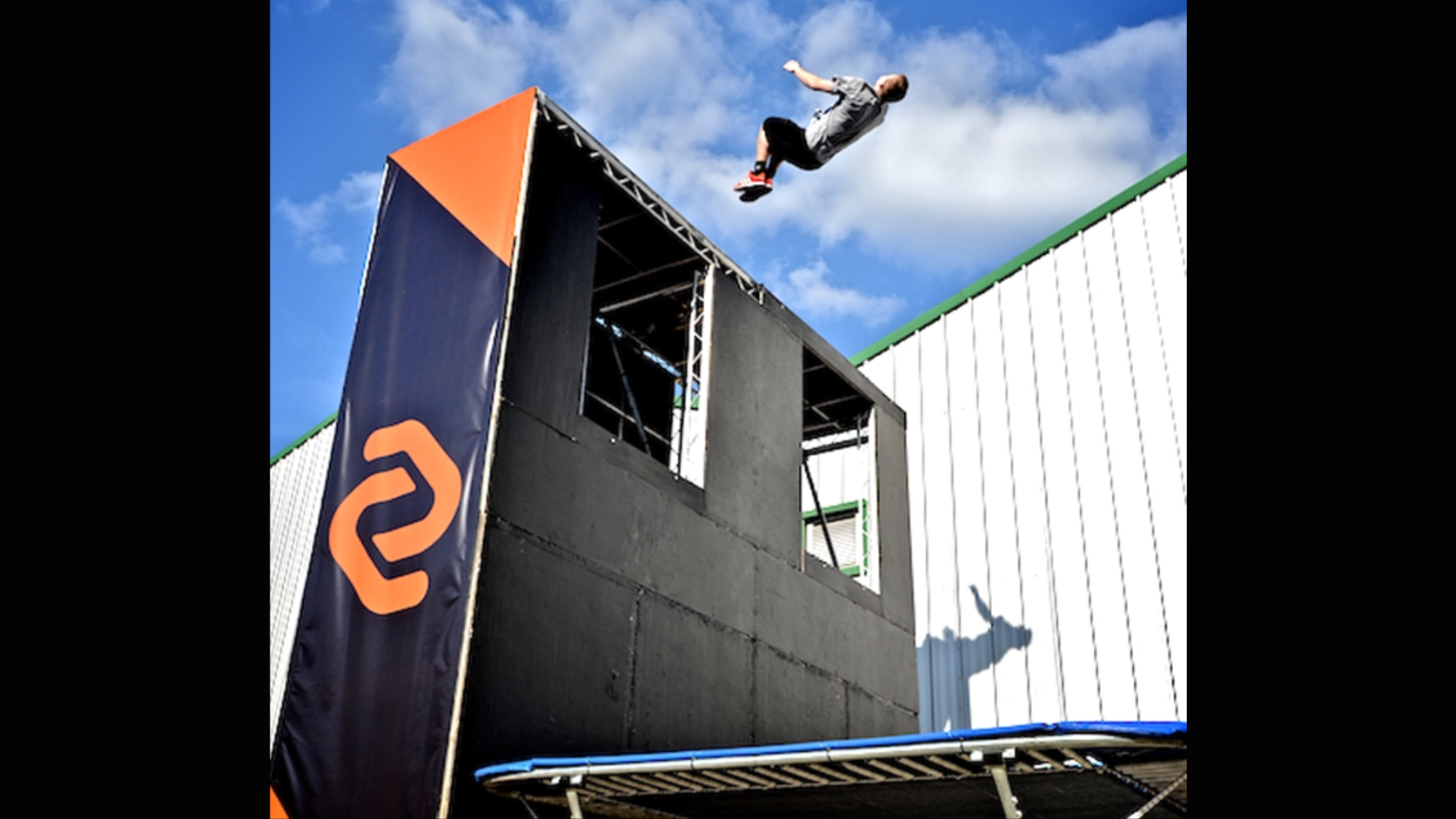 Trampoline with a wall